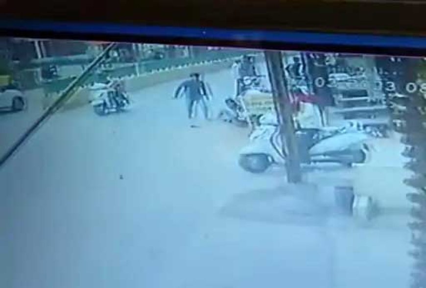 रायपुर में दिनदहाड़े मर्डर की कोशिश : कोकाकोला सेल्समैन को ईंट से पीटता रहा बदमाश, सड़क पर बिखरा खून
