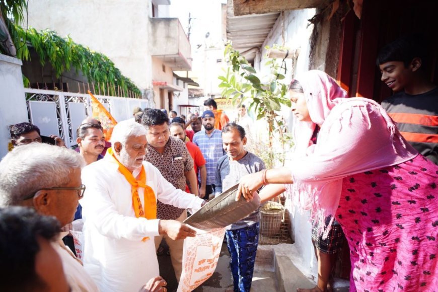 श्रमिक क्षेत्रों में पहुंच कर पूर्व विस अध्यक्ष पांडेय ने किया अन्न संग्रहण