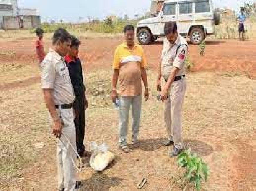 परिवारवाले लौटे तो घर के पास पड़ा मिला कंकाल:छह माह पहले गुजरात चले गए थे मकान मालिक, पुलिस ने समेटी हड्डियां; हत्या का संदेह