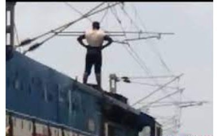 हाईटेंशन तार को छूते ही धमाका, युवक की मौत VIDEO:देर रात मालगाड़ी पर चढ़ गया था, टैटू से हुई मृतक की पहचान रायपुर35 मिनट पहले