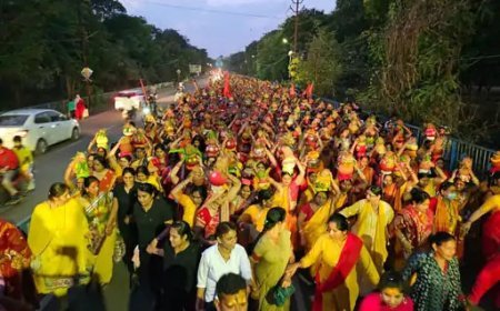 शिव महापुराण से पहले हजारों महिलाओं ने निकाली कलश यात्रा:सेक्टर 5 से सिविक सेंटर तक सिर में कलश रखकर निकली महिला भक्त