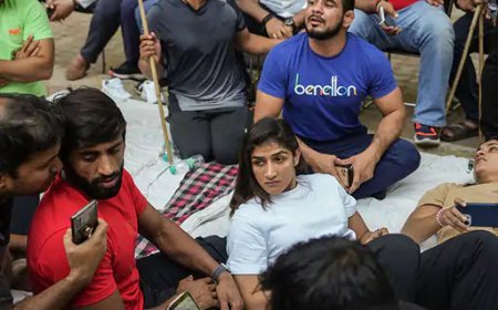 धरना दे रहे पहलवानों को खाप पंचायतों का सपोर्ट:1430 गांव वाली खाप ने कहा- बेटियां रो रही हैं, उनके साथ कुछ तो हुआ है