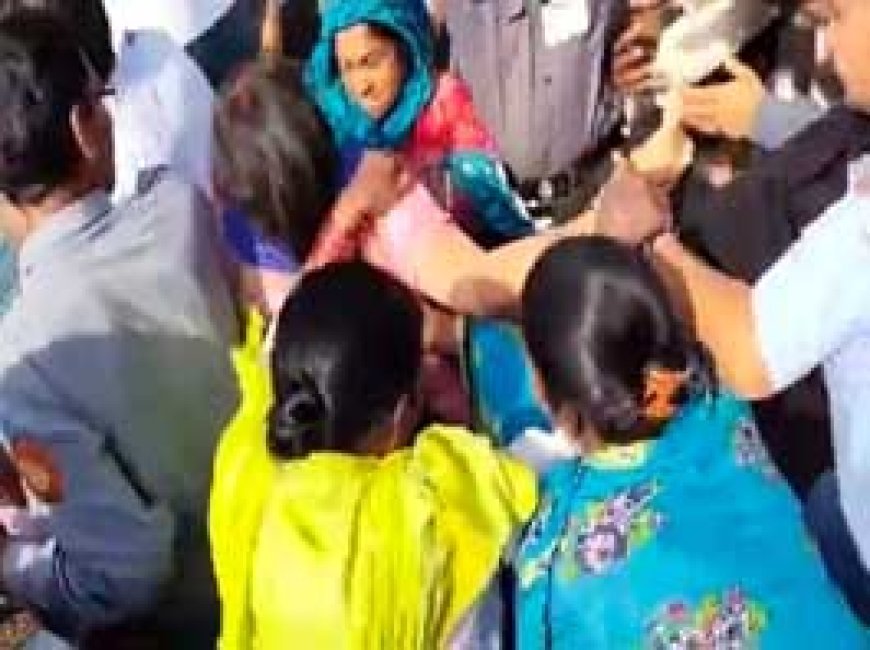 BSP के कर्मचारियों ने मंदिर के बाहर भक्तों को पीटा:डोम शेड निर्माण रोकने पहुंची टीम ने महिलाओं से की मारपीट; थाने में की शिकायत