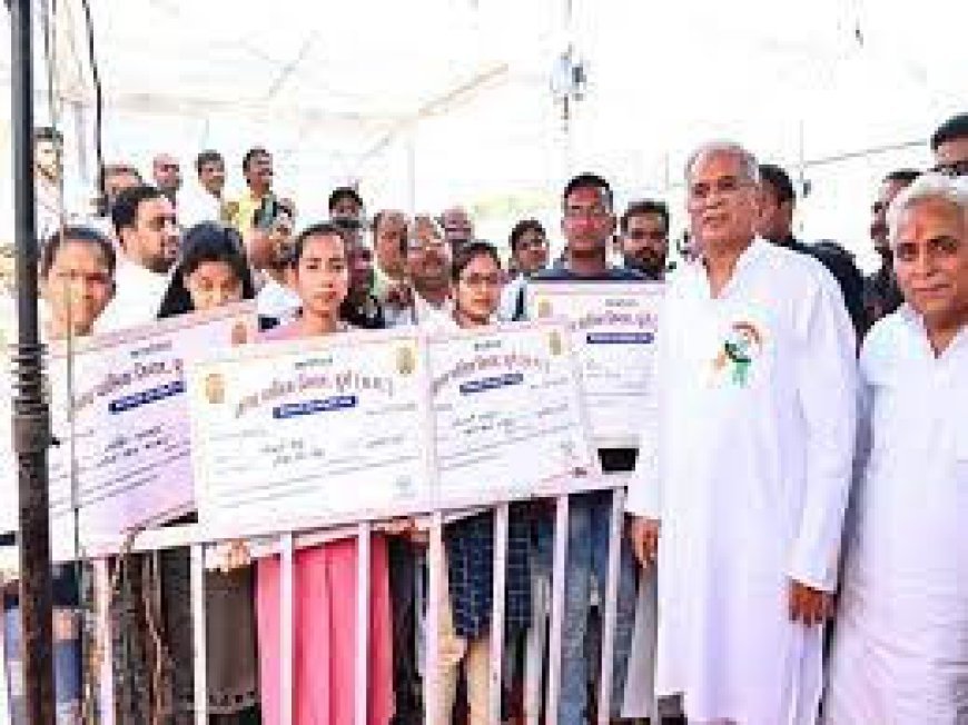 दुर्ग में CM भूपेश की भेंट-मुलाकात:मुख्यमंत्री ने की बैडमिंट कोर्ट और स्वामी आत्मानंद स्कूल खोलने की घोषणा, मां दुर्गा के दरबार भी पहुंचे