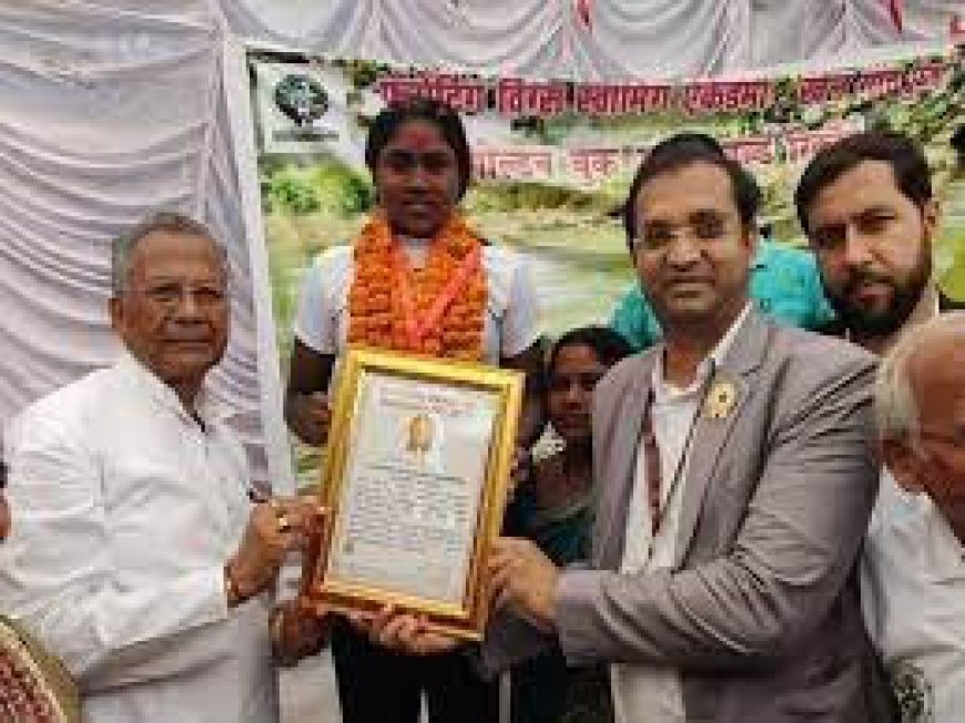15 साल की बच्ची ने बनाया नया कीर्तिमान:तालाब में 8 घंटे तैरकर चंद्रकला ओझा ने गोल्डन बुक ऑफ वर्ल्ड रिकार्ड किया अपने नाम