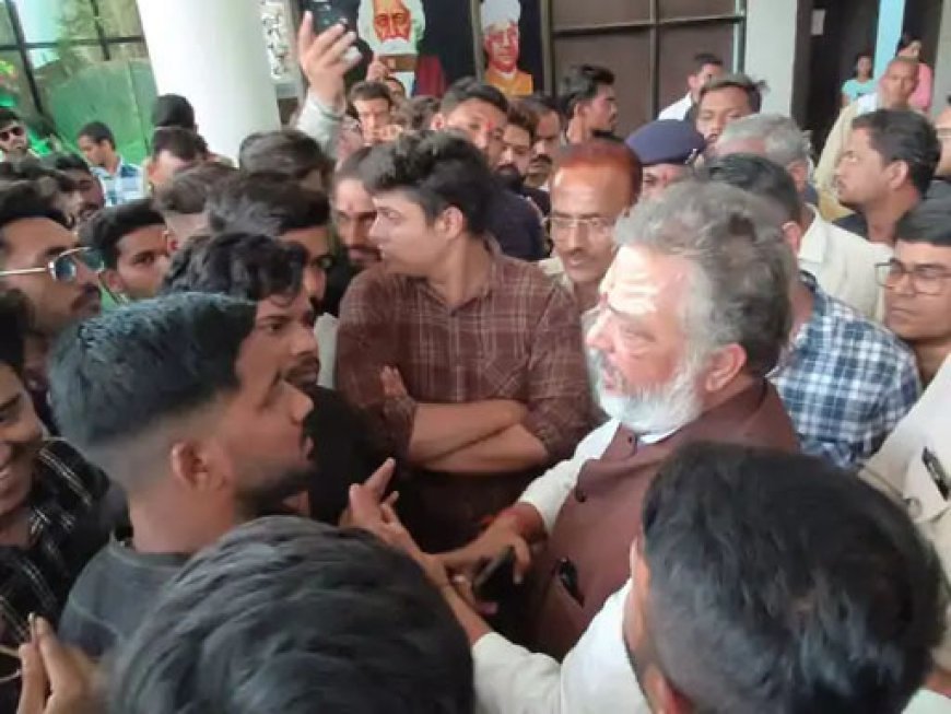 KPS स्कूल में NSUI कार्यकर्ताओं का हंगामा:बच्चों की सुरक्षा को लेकर हो रही लापरवाही पर दी चेतावनी- व्यवस्था नहीं सुधरी,तो बंद करा देंगे स्कूल