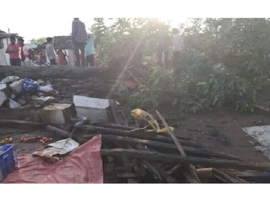 पति-पत्नी की दबकर मौत...आंधी में गिरा 80 साल पुराना पेड़