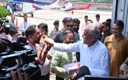 मुख्यमंत्री ने कर्नाटक की जीत का लड्डू खाया:बोले- नतीजों से साफ हुआ बजरंग बली कांग्रेस के साथ हैं; ये नरेंद्र मोदी की हार है