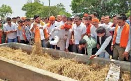 भाजपा नेताओं के साथ भिड़े कांग्रेसी:भाजपा ने 1300 करोड़ के गोठान तो कांग्रेस ने 4400 करोड़ के शराब घोटाले का लगाया आरोप