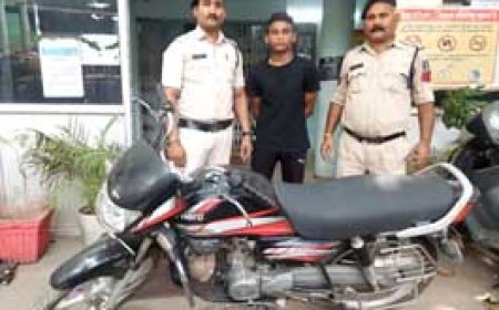 शातिर बाइक चोर गिरफ्तार:शराब दुकान के बाहर से गाड़ी लेकर हो गया था फरार, चोरी की बाइक भी बरामद