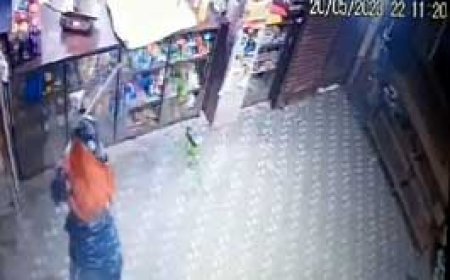 दो पक्षों में खूनी संघर्ष, तलवार लेकर पहुंची महिलाएं:पुलिस के सामने ही लाठी-डंडों से हमला, दुकान और कार में की तोड़फोड़