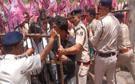 बिस्तर लेकर बिजली दफ्तर में प्रदर्शन:कटौती और लो-वोल्टेज के विरोध में JCCJ ने डाला कार्यालय में डेरा, कहा- यहीं सोएंगे