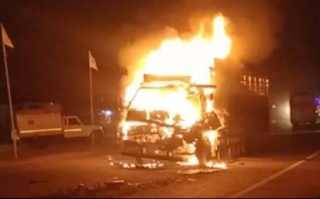 कोरबा : तेज रफ्तार ट्रक में अचानक ब्रेक लगाने से पिछला वाहन टकराया, सिलेंडर फटने से लगी आग