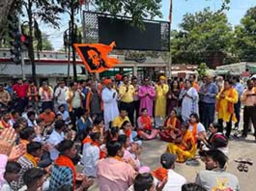 सड़क पर बैठकर हनुमान चालीसा का पाठ:बजरंग दल पर टिप्पणी से भड़का सर्व सनातनी हिंदू समाज, सरकार का पुतला जलाकर विरोध