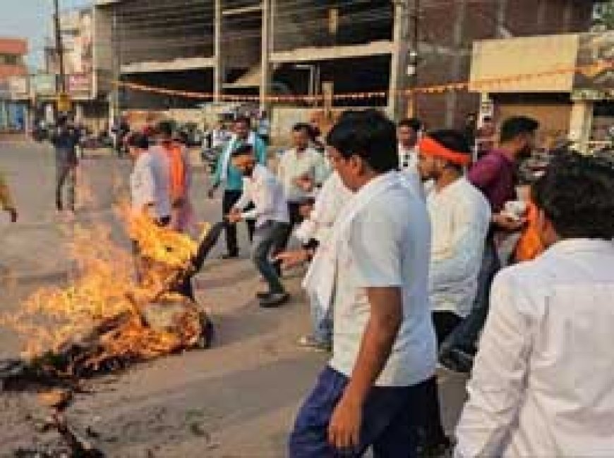 भाजपाइयों ने जलाया आबकारी मंत्री का पुतला:2000 करोड़ के शराब घोटाले को लेकर प्रदेश सरकार के खिलाफ धरना प्रदर्शन