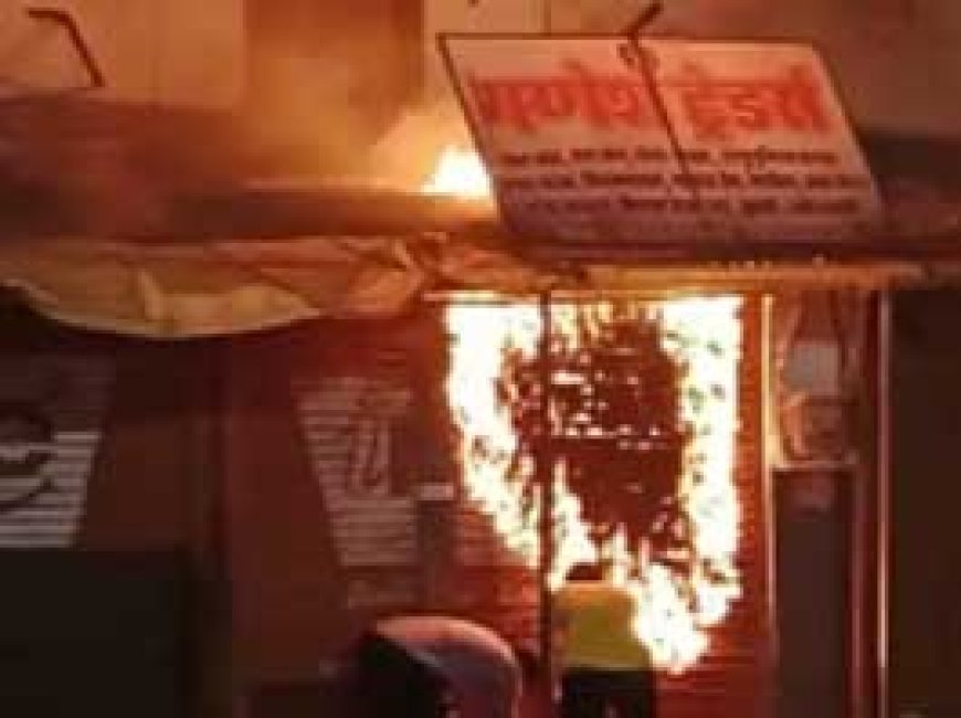 रायपुर के शास्त्री मार्केट में दो दुकानों में लगी आग:प्लास्टिक गोदाम में भी उठी लपटें, रेस्क्यू के दौरान एक जवान घायल; लाखों का नुकसान