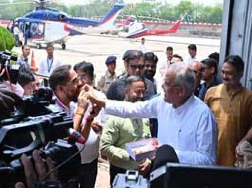 मुख्यमंत्री ने कर्नाटक की जीत का लड्डू खाया:बोले- नतीजों से साफ हुआ बजरंग बली कांग्रेस के साथ हैं; ये नरेंद्र मोदी की हार है