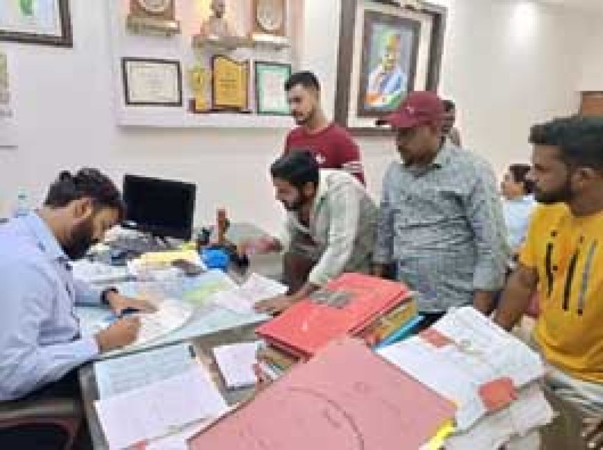 भाजयुमो ने निगम क्षेत्र में बदहाली की समस्या उठाई:निगम कमिश्नर को ज्ञापन सौंपकर की सड़क और सीवरेज लाइन ठीक करने की मांग