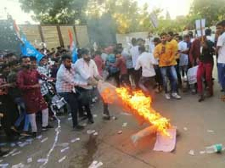 NSUI कार्यकर्ताओं का विरोध-प्रदर्शन:नकली नोटों का बंडल लेकर पहुंचे पूर्व सीएम का आवास घेरने, पुतला फूंका;करोड़ों के शराब घोटाले का आरोप