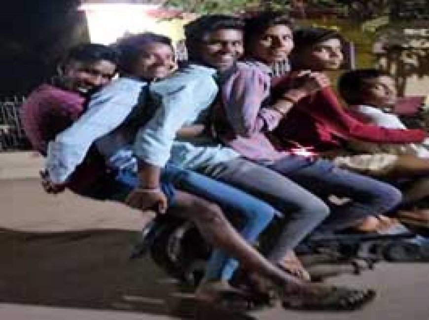16 साल पुरानी मोपेड पर खतरनाक स्टंट:दुर्ग जिले के नंदिनी अहिरवारा क्षेत्र में 6 लोगों ने सवार होकर लगाई मौत की रेस