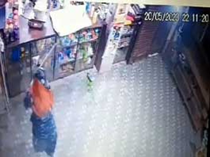 दो पक्षों में खूनी संघर्ष, तलवार लेकर पहुंची महिलाएं:पुलिस के सामने ही लाठी-डंडों से हमला, दुकान और कार में की तोड़फोड़