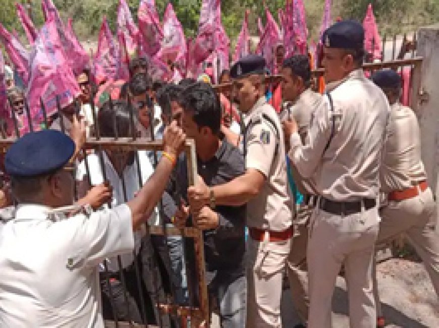 बिस्तर लेकर बिजली दफ्तर में प्रदर्शन:कटौती और लो-वोल्टेज के विरोध में JCCJ ने डाला कार्यालय में डेरा, कहा- यहीं सोएंगे