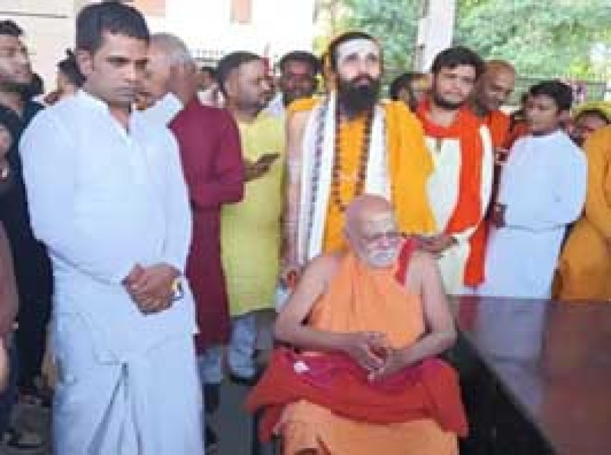 रायपुर में शंकराचार्य ने लगाई नेताओं की क्लास:विधायक जुनेजा के सामने निश्चलानंद बोले- पहले हाथ जोड़कर वोट मांगते हैं फिर अंगूठा दिखाते हैं