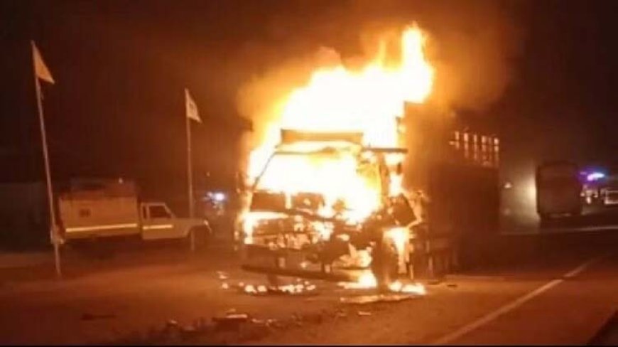 कोरबा : तेज रफ्तार ट्रक में अचानक ब्रेक लगाने से पिछला वाहन टकराया, सिलेंडर फटने से लगी आग