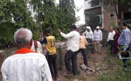 ईडब्ल्यूएस की जमीन में बिल्डर ने तान दिया था बाउंड्रीवाल, निगम को बनानी थी आवास योजना की प्लानिंग, लेआउट देने में हो रही थी दिक्कत, दलीप परिसर के बाउंड्री वॉल को निगम ने ढहाया