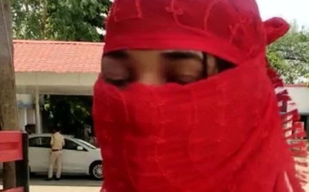 छात्रा से छेड़छाड़, विरोध करने पर बेल्ट से पीटा:दोस्त के साथ बाइक से जा रही थी घर, रास्ता रोककर दो युवकों ने की मारपीट