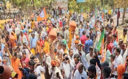 भिलाई नगर निगम में भाजपा ने किया मटका फोड़ प्रदर्शन:नुक्कड़ नाटक के जरिए बताया निगम में किस तरह हो रहा है भ्रष्टाचार