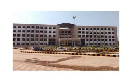 मेकाज झेल रहा स्टाफ की कमी, कर्मचारियों में रोष; तीन दिन तीन घंटे कार्य बहिष्कार का एलान