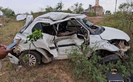 खंभे से टकराई कार, आबकारी अधिकारी की मौत:बीवी के साथ रायपुर जाने निकले थे, रास्ते में हादसा; पत्नी की हालत गंभीर