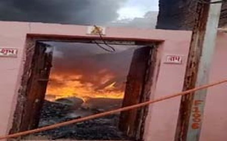 प्लास्टिक गोदाम में लगी भीषण आग:धुएं का गुबार देखकर दौड़े लोग, आसपास के नलों से आग बुझाने की कोशिश, गोदाम जलकर खाक