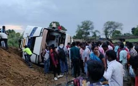 छत्तीसगढ़ से लखनऊ जा रही AC बस पलटी: महिलाओं और बच्चों सहित 20 घायल, एक गंभीर; निर्माणाधीन हाईवे के कारण हादसा