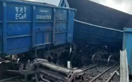 केके रेलमार्ग पर मालगाड़ी के 6 वैगन डिरेल:दल के साथ मौके पर पहुंचे DRM, किरंदुल-विशाखापट्टनम पैसेंजर और नाइट एक्सप्रेस ट्रेनें रद्द