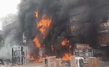 कोरबा के कमर्शियल कॉम्प्लेक्स में लगी भीषण आग:10 से ज्यादा दुकानों को लिया चपेट में, कुछ लोग अंदर फंसे; दूर तक दिखा धुएं का गुबार