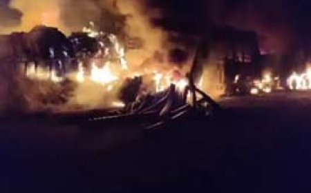 आपस में टकराए दो ट्रक और पिकअप, तीनों में लगी आग; जलकर खाक हुए वाहन