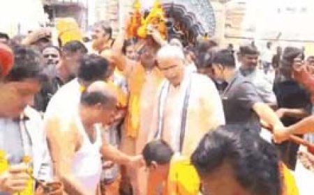 CM भूपेश ने जगन्नाथ मंदिर में की पूजा, लगाई झाड़ू:राज्यपाल-मुख्यमंत्री रथयात्रा में हुए शामिल; चिरमिरी के कार्यक्रम में केंद्रीय मंत्री गिरिराज होंगे शामिल