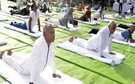 दुर्ग में गृहमंत्री ताम्रध्वज साहू ने किया योग:विधायक और सांसद सहित हजारों की संख्या में लोगों ने मिनी स्टेडियम में किया योगाभ्यास