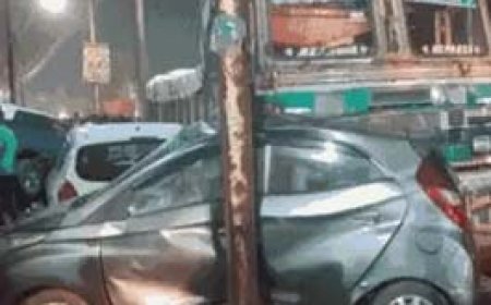 ट्रक ने तीन कार को मारी टक्कर, युवती की मौत:सड़क किनारे खड़ी दो बाइक को भी चपेट में लिया, एक युवक का इलाज जारी