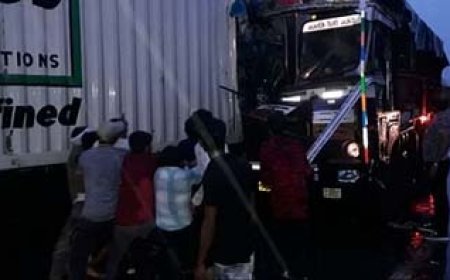 तेज बारिश में भिड़े कंटेनर-ट्रक, चालक की मौत: स्टेयरिंग में फंसकर तोड़ा दम, दो घंटे बाद क्रेन से निकाला गया शव