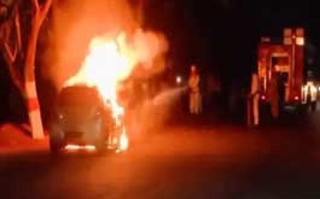 बदमाशों ने पेट्रोल डालकर कार में लगा दी आग:देर रात 3 बजे दो युवक बाइक से पहुंचे, और आग लगाकर हो गए फरार