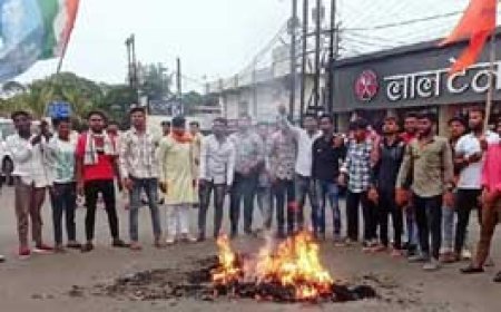 डायलॉग बदलने पर भी नहीं थमा 'आदिपुरुष' का विरोध:NSUI ने मनोज मुंतशिर का पुतला फूंका