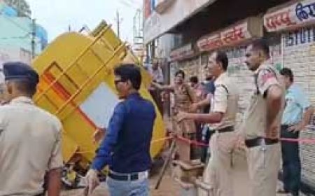 केरोसीन से भरा टैंकर पलटा, लूटने की मची होड़:मोहल्ले से गुजर रहा था तभी नाली में जा घुसा