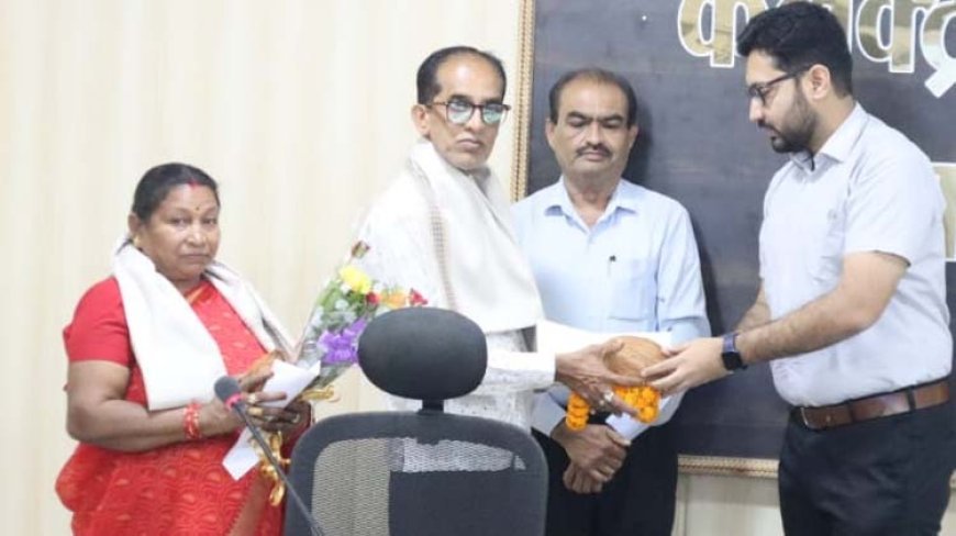 कोरिया : कलेक्टर ने शासकीय सेवकों के सेवानिवृत्ति पर किया सम्मान, शाल श्रीफल के साथ सौंपे पेंशन भुगतान आदेश