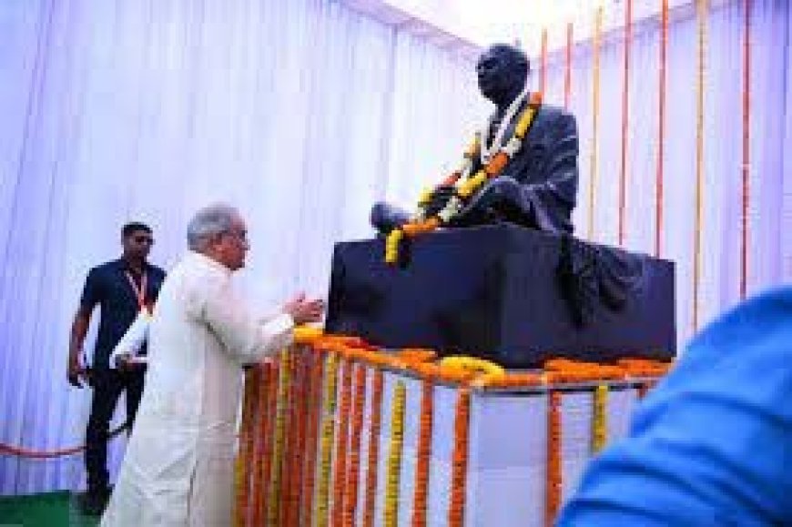 रायपुर : मुख्यमंत्री श्री भूपेश बघेल ने जिला कार्यालय परिसर में राष्ट्रपिता महात्मा गांधी की प्रतिमा में पुष्प अर्पित करते हुए किया नमन
