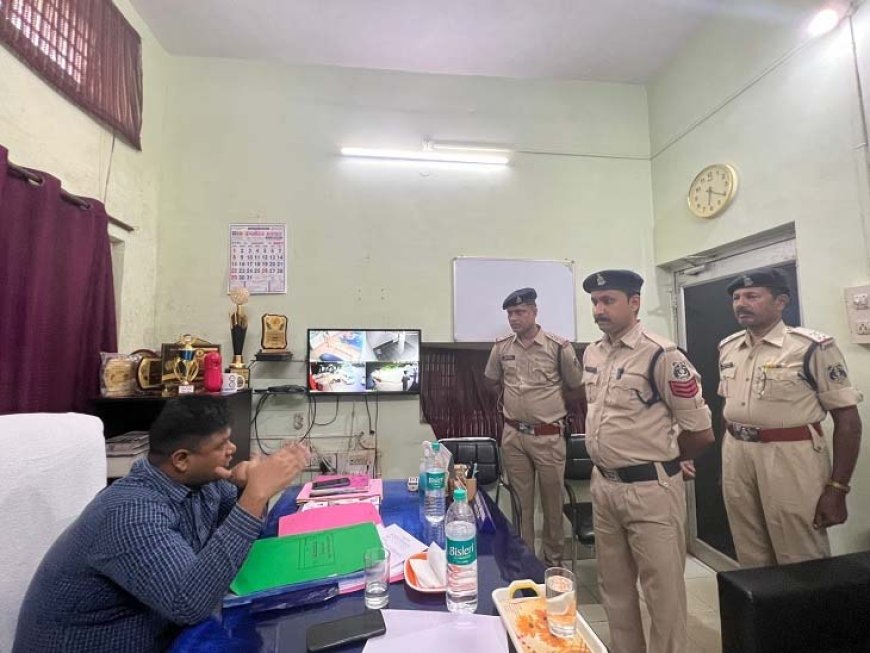 एसपी शलभ सिन्हा का निर्देश- पुलिसिंग को करें चाक-चौबंद:थाना प्रभारियों को अलर्ट मोड पर रहने को कहा, थानों में अपराधों की ली जानकारी