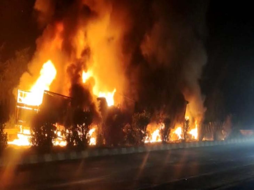 3 ट्रकों में लगी भीषण आग, जिंदा जला ड्राइवर:खड़े ट्रक को पीछे से 2 गाड़ियों ने मारी टक्कर,ऑयल पेंट के चलते जलने लगे वाहन