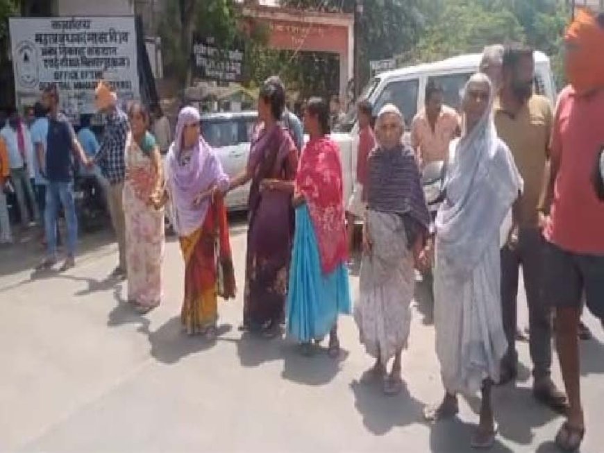 शराब दुकान हटाने सड़क पर उतरीं महिलाएं:आबकारी व जिला प्रशासन के खिलाफ बोला हल्ला, 6 महीने पहले मार्च में दुकान हटाने दिया था भरोसा